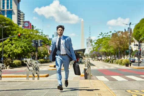 Businessman Running towards Camera 的图像结果