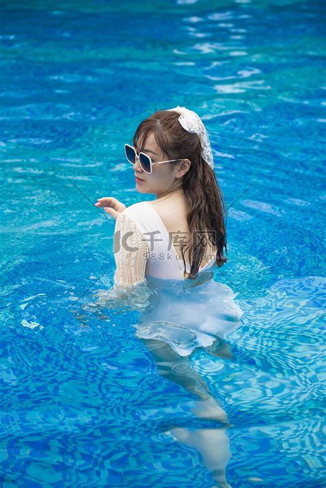 游泳池中的泳装美女上午泳装美女游泳池摄影摄影图配图高清摄影大图-千库网