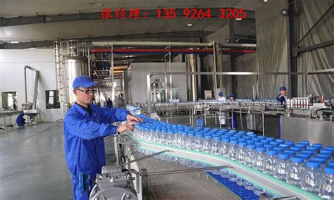 瓶装水厂.处理纯泉水并将其装瓶成蓝色瓶子的瓶装水生产线有选择的重点. 高清摄影大图-千库网