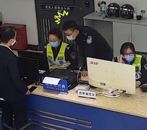 警方正追捕，嫌疑人因银行卡异常先自己报了警_凤凰网视频_凤凰网