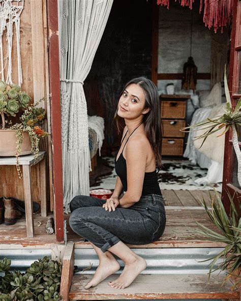 Dia Frampton Bare Feet And Tits In Cleavage (14 Photos + GIF) | #The ...