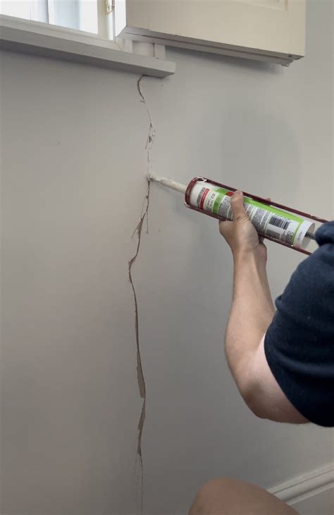 Handyman shows how to repair cracks in your wall this is really nifty ...