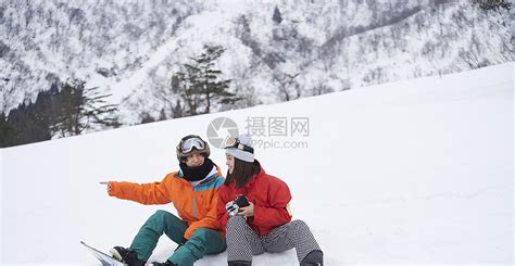 在雪山滑雪的情侣高清图片下载-正版图片502080108-摄图网