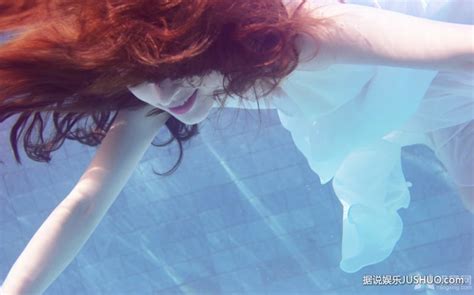 比基尼美女在水下很唯美。