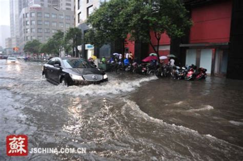 南京遭遇今年最大暴雨 积水倒灌进地铁站(图)_新闻_腾讯网