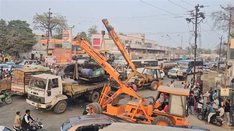 A 2 km long traffic jam was created due to a paver machine ...