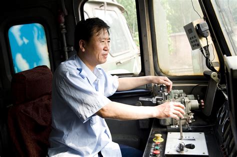 How Much Do Train Conductors Make : What qualifications do i need to be a train conductor ...