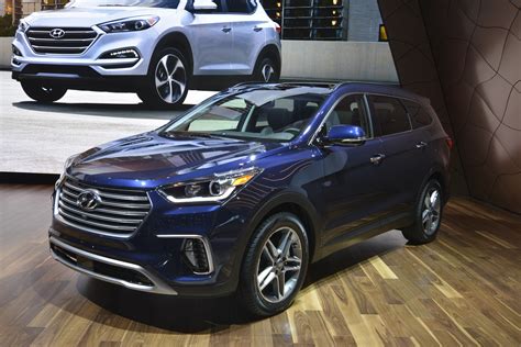 2017 Hyundai Santa Fe Thinks It's Got a Sexy Facelift in Chicago ...