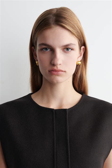 MISMATCHED MOLTEN STUD EARRINGS - GOLD | COS