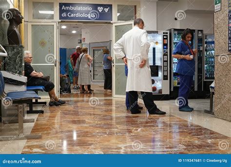 Sala De Espera Clinica Con Gente - Idea Sala De Estar