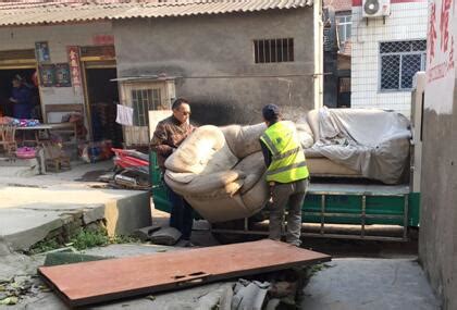 废旧家具堆积存安全隐患 社区出面集中清理-新闻中心-荆州新闻网