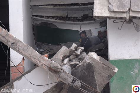 汶川地震女孩17年后嫁施救人最新素材