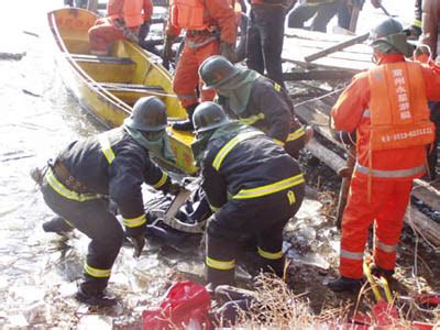 图文：11-21空难--救援人员打捞尸体及残骸(7)-搜狐新闻中心