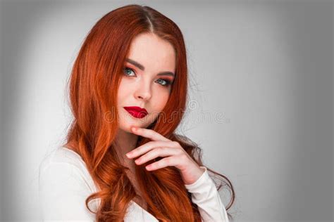 长红头发的迷人女人 库存图片. 图片 包括有 肉欲, 健康, 红头发人, 眼睛, 背包, 长期, 构成 - 235153277
