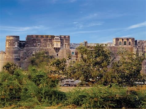 She Quit Showbiz to Live in an Old Fort for a Curious Reason – eShe