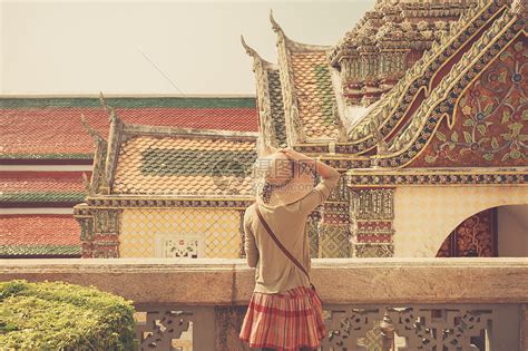 一个年轻女子正泰国探索座宫殿高清图片下载-正版图片300680707-摄图网