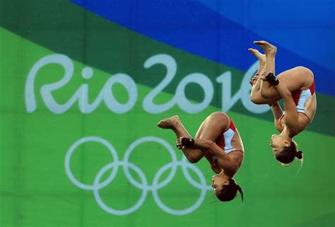 Rio Olympics diving pool turns green overnight