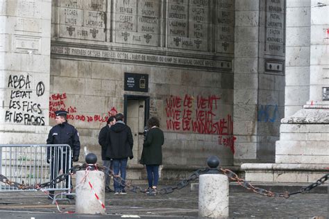 Image result for gilets jaunes détruisent arc de triomphe