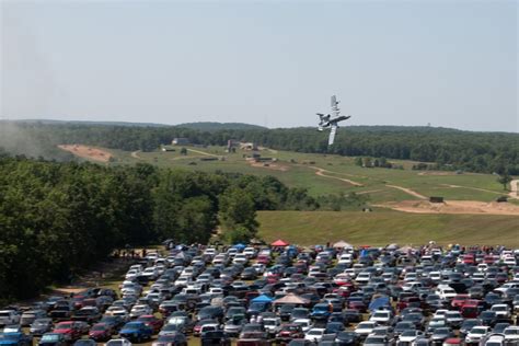 Fort Leonard Wood community gathers to watch aircraft pilots train at ...