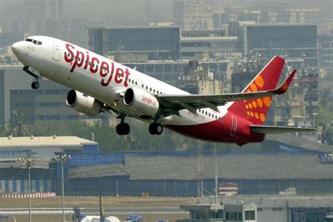 Emergency landing of SpiceJet flight from Delhi to Dubai in Pakistan ...