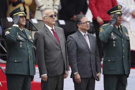 Colombia: Petro destituye al jefe del Ejército en medio de una ola de ...