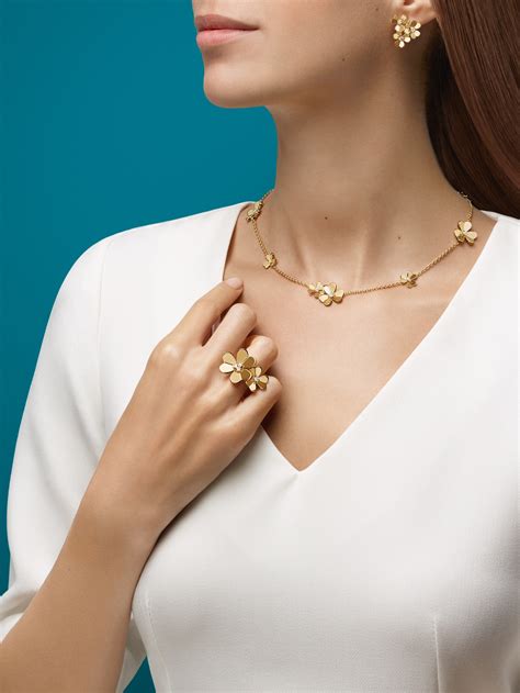 Frivole earrings, 3 flowers, mini model 18K yellow gold, Diamond - Van ...