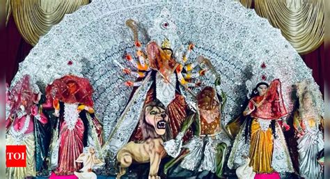 Mumbai: Women dhaki drummers, rainbow hued idol elevate Durga Puja ...