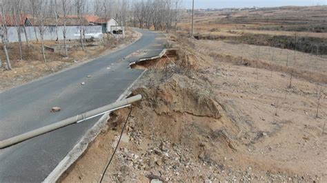 山东省人民政府 最新报道 河堤护坡遭水毁道路路基被掏空 莒南县水利局：没有资金修理