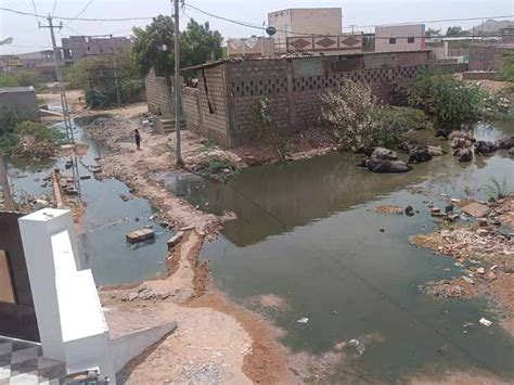 20 feet deep chamber in Bhuj tractor filled with garbage, gutters ...
