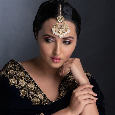 Sukkhi Youthful Kundan Gold Plated Pearl Maangtikka Worn By Karisma Ka ...
