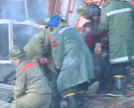 组图：吉林大火中消防队员奋不顾身救助群众(1)