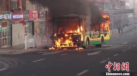 乌鲁木齐公交车因线路老化自燃 无人伤亡(组图)|公交起火|乌鲁木齐_新浪新闻