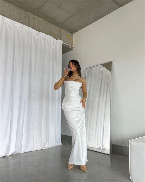 In a white swimsuit. Just wow! : r/ellacervetto