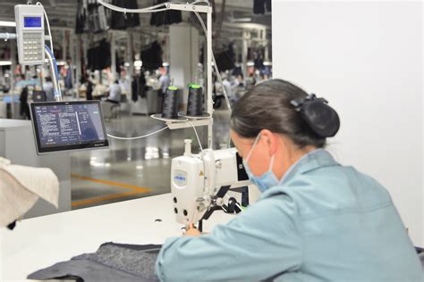 065 服装 工厂 车间生产缝纫制衣厂流水线工人工作 实拍 视频素材-淘宝网