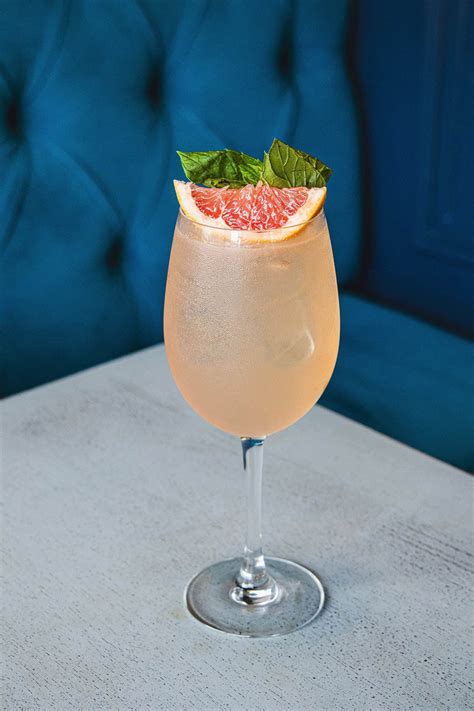 14 Grapefruit Cocktails to Try - HowdyKitchen