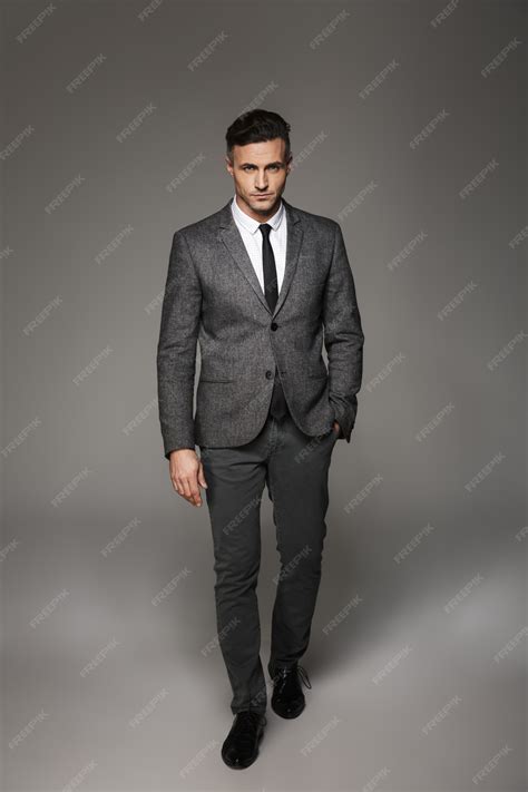 Action Poses Man in Business Suit 的图像结果