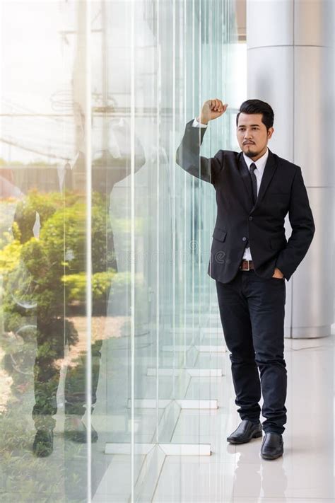 Business Man Standing 的图像结果