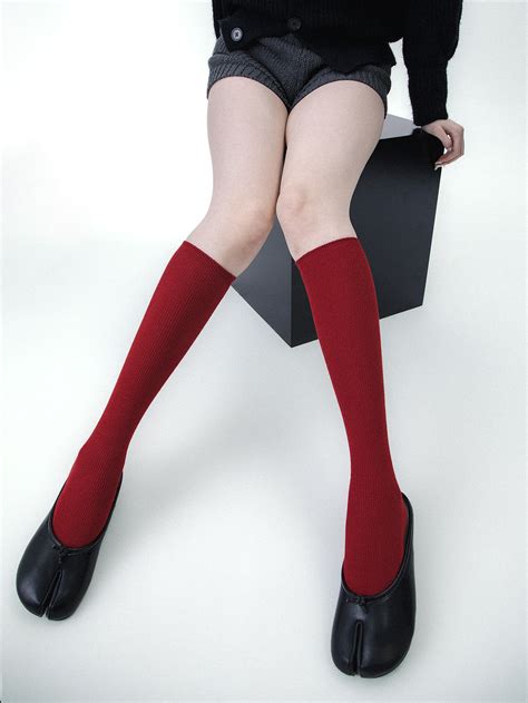 Red fine lines split toes socks – Uncut-Trends