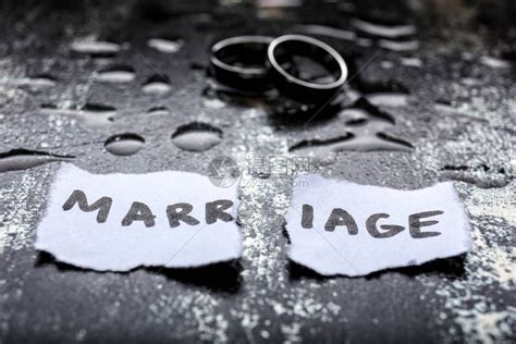 用词婚姻和垃圾背景上的戒指撕碎的纸高清图片下载-正版图片504250320-摄图网