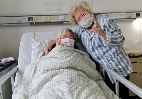 重症隔离病房里最美爱情：80老夫妻同患新冠肺炎，老伴每天去陪他|新冠肺炎_新浪新闻