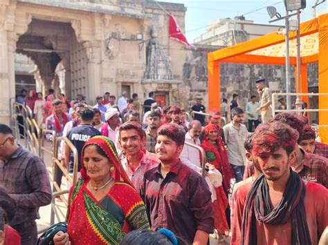 Millions of devotees visiting Lord Dwarkadhish; Helped by police to ...