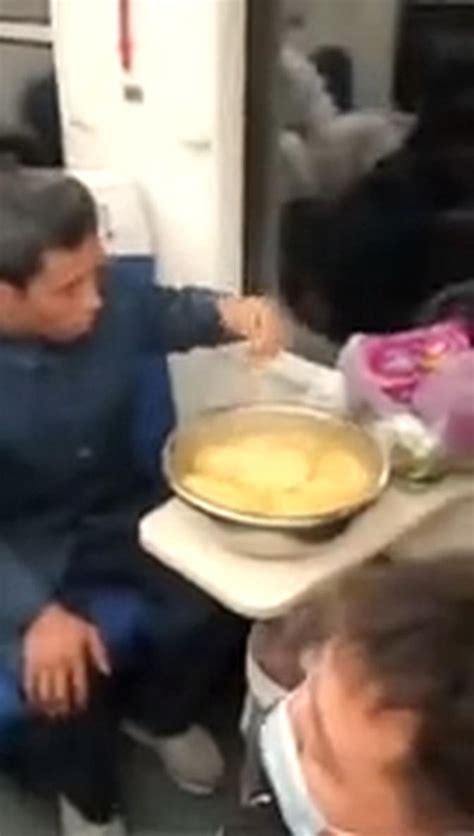 宁波火车上出门打工的农民工大哥用盆吃十袋泡面！