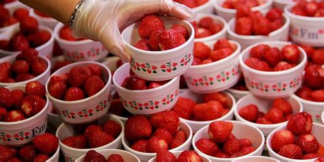 This Strawberry Optical Illusion Is Blowing The Internet's Mind ...