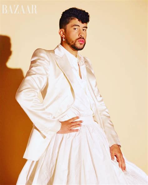 Bad Bunny posó en vestido de novia para una famosa revista