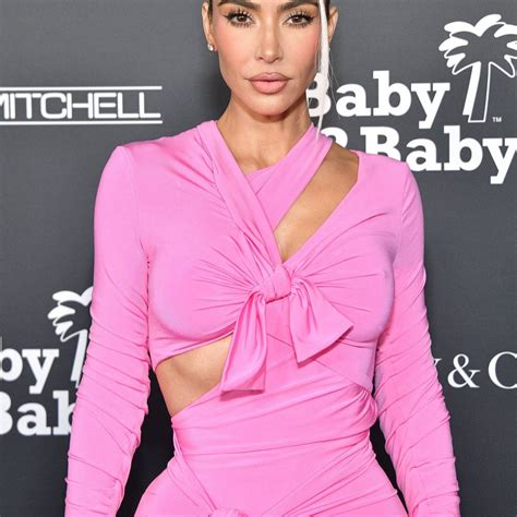 Kim Kardashian comparte fotos topless de sesión de fotos en un dormitorio | Us Weekly