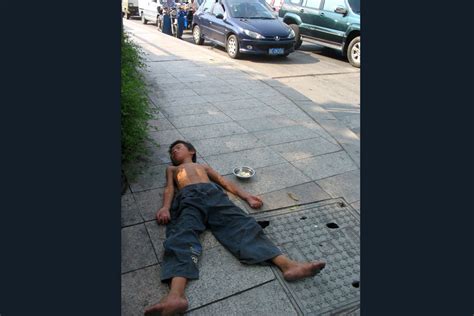 “暑假乞丐”现身北京地铁 儿童带着作业来乞讨 - 国内动态 - 华声新闻 - 华声在线