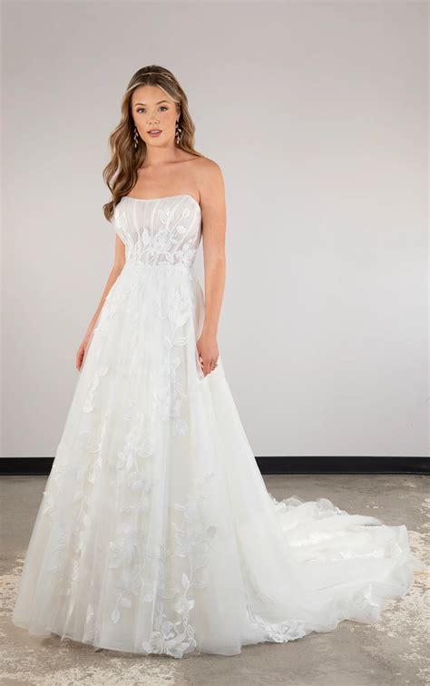 Modern Lace A-line Wedding Gown with Detachable Sleeves