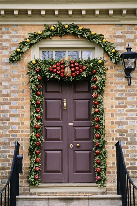 34 Pretty Christmas Door Decorations Front