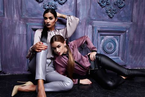 Beautiful Women Business Suit 的图像结果