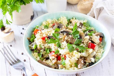 Régime alimentaire sain Salade végétalienne libre avec couscous et ...